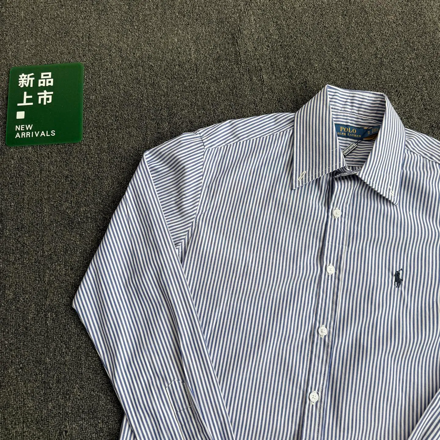 P180 Style No. G66 Ralph Lauren/Ralph Lauren Striped Casual Shirt 1️⃣Made of high-quality classic striped fabric, the upper body is soft and comfortable, extremely delicate, has a solid, smooth and soft feel. The fabric does not wrinkle, and the feel is invincible. The details are handled perfectly! 2️⃣Adopting the washing process, the workmanship details are perfectly controlled. They are all hemmed with vest technology, and the insides of the sleeves are also used. Different from the four-needle and five-thread workmanship, the collars are also all designed with interlining, showing high-end fashion and individuality, and the style is fashionable, simple and elegant! 3️⃣It is very youthful and energetic, and can be easily worn by both men and women. It is very in line with the fashion aesthetic concepts of today's young people! Color: Striped Blue Size: S M L XL